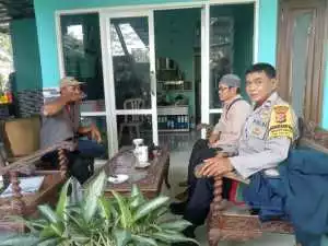 Bhabinkamtibmas Polsek Ciawi Polres Bogor Laksanakan Anjangsana Kamtibmas Kepada Tokoh Masyarakat dan Warga Desa Banjarsari.