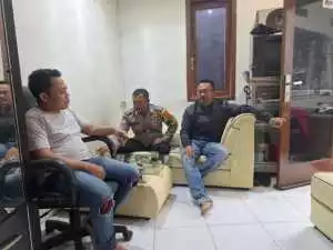 Dekatkan Diri dengan Warga, Bhabinkamtibmas Desa Tugu Utara Ajak Warga Jaga Kamtibmas.