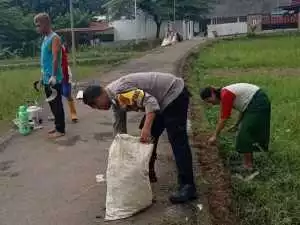 Bhabinkamtibmas Desa Kalongliyud Ikut Serta dalam Kegiatan Jumat Bersih, di Idul adha 1446 H.