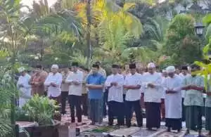 Jokowi Sempatkan Sarapan Bersama Warga Usai Salat Iduladha