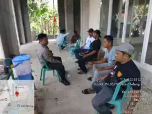 Bhabinkamtibmas Polsek Parung Jalin Kedekatan dengan Warga Desa Binaan Melalui Silaturahmi dan Penyuluhan Harkamtibmas.