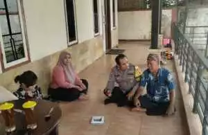 Bhabinkamtibmas Polsek Cijeruk Sambang Warga Desa Sukaharja, Bangun Kedekatan dengan Masyarakat.