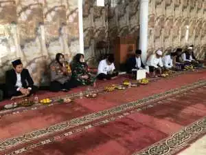 Bhabinkamtibmas Polsek Dramaga Sambangi Warga Desa Binaan Tingkatkan Keamanan Lewat Patroli Dialogis Dengan Warga.