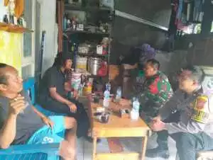 TNI-POLRI Bersinergi Sambang Dengan Warga Masyarakat Desa Bojong Sampaikan Himbauan Kamtibmas.