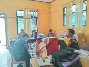 TNI-POLRI Bhabinkamtibmas dan Babinsa Sambangi Warga Desa Warung Menteng Cijeruk.