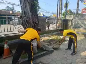 Sambut Hari Bhayangkara ke-79, Polsek Caringin Polres Bogor, Bersihkan Tempat Ibadah.