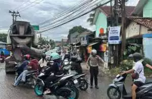 Antisipasi Kemacetan, Polsek Babakan Madang Sigap Atur Lalin di Titik Rawan Sore Hari.