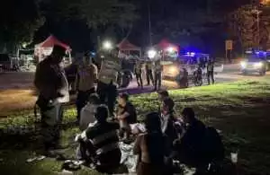 Bhabinkamtibmas Polsek Cisarua Cek Pos Keamanan Lingkungan, Himbau Warga Tingkatkan Kewaspadaan.