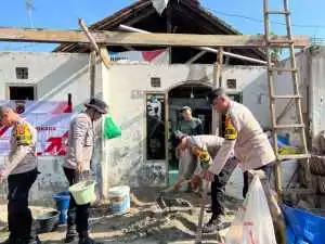Polsek Babakan Madang Laksanakan Bakti Sosial dan Bedah Rumah Warga dalam Rangka HUT Bhayangkara ke-79.