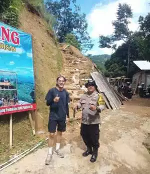 Bhabinkamtibmas Polsek Cisarua Cek Pos Keamanan Lingkungan, Himbau Warga Tingkatkan Kewaspadaan.