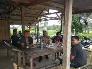 Bhabinkamtibmas Polsek Tanjungsari sambangi warga, sampaikan imbauan kamtibmas dan ajak wujudkan lingkungan aman serta produktif.