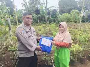 Sambut HUT Bhayangkara ke 79, Polsek Caringin Berikan Bantuan Sosial Kepada masyarakat kurang mampu.