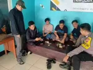 Bhabinkamtibmas Polsek Ciampea Silaturahmi Bersama Ketua Karang Taruna dan Warga, Sampaikan Pesan Kamtibmas.