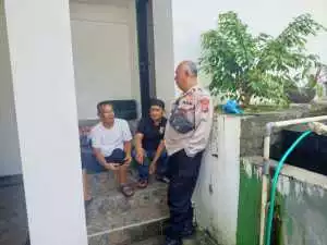 Bhabinkamtibmas Polsek Cijeruk Sambang Warga Desa Cisalada, Wujudkan Situasi Aman dan Kondusif.