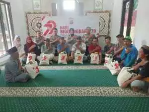 Polsek Megamendung Salurkan Bansos Sembako dalam Rangka HUT Bhayangkara ke-79.
