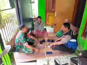 Sinergitas TNI-POLRI Bhabinkamtibmas dan Babinsa Sambangi Warga Desa Cibalung Sampaikan Pesan Kamtibmas.