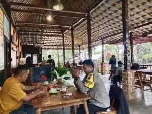 Bhabinkamtibmas Desa Cipayung Polsek Megamendung Sambangi Warga dan Sampaikan Pesan Kamtibmas.