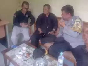 Bhabinkamtibmas Polsek Megamendung Sambangi Warga Desa Gadog, Sampaikan Pesan Kamtibmas dan Imbauan Lingkungan.