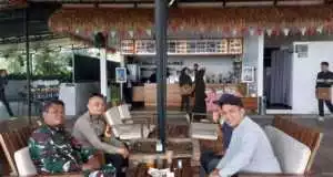 Wujudkan Kamtibmas yang Kondusif, Bhabinkamtibmas dan Babinsa Sambangi Warga Desa Pasir Jaya.
