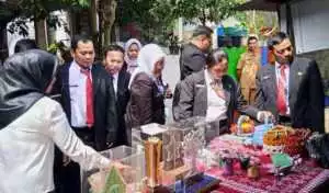 Bhabinkamtibmas Polsek Citeureup Hadiri Kunjungan Kerja DLH Kabupaten Bogor di Kampung Ramah Lingkungan.