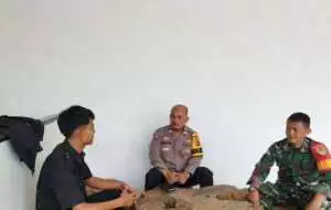 Sinergitas TNI-POLRI Bhabinkamtibmas dan Babinsa Desa Pasireurih Sambangi Warga Ciptakan Kamtibmas.