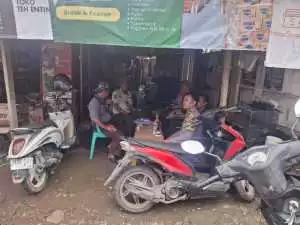 Jaga Kondusifitas Wilayah, Bhabinkamtibmas Polsek Klapanunggal Sambang Kepala Dusun Desa Kembangkuning.