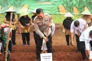 Polres Bogor Laksanakan Penanaman Jagung Serentak Di Lahan Perhutanan Sosial Pada Kuartal III.