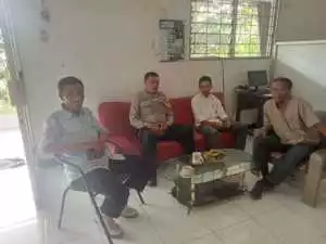 Bhabinkamtibmas Polsek Ciawi Sambangi SMK Wijaya Plus, Sampaikan Pesan Kamtibmas kepada Kepala Sekolah dan Guru.