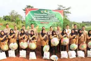 Peduli Petani dan Ketahanan Pangan, Kapolres Bogor Salurkan Bansos ke Kelompok Tani.