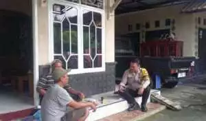 Dekatkan Diri ke Warga, Bhabinkamtibmas Desa Sukajadi Sambangi Ketua RW dan Sampaikan Imbauan Kamtibmas.