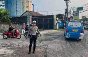 Personel Polsek Babakan Madang Sigap Atur Lalin Pagi di Titik Rawan Macet.