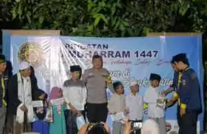 Polsek Babakan Madang Amankan Pawai Obor dan Santunan Anak Yatim Peringatan 10 Muharam di Desa Kadumanggu.