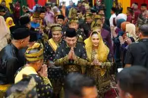 Kapolri Terima Anugerah Adat Ingatan Budi dari LAM Riau: Simbol Kehormatan, Amanah Moral, dan Komitmen Kebangsaan.
