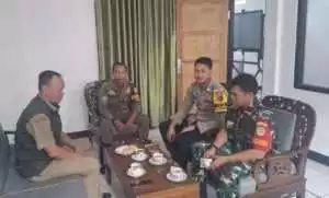 TNI-POLRI Bersama Warga Desa Cigombong, Cegah Gangguan Kamtibmas dan TPPO.