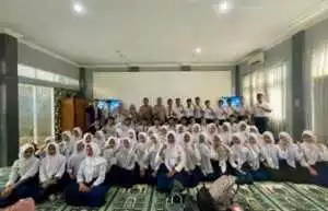 Polsek Cibinong Berikan Penyuluhan kepada Siswa Baru SMK MIC dalam Rangka MPLS.