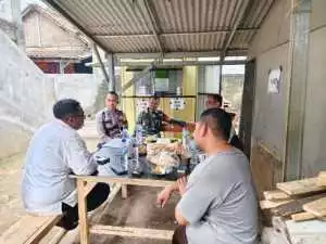 Bhabinkamtibmas Polsek Klapanunggal Jalin Kedekatan dengan Warga Lewat Sambang dan Dialog Kamtibmas.