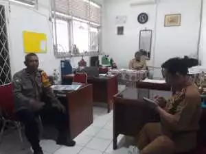Bhabinkamtibmas Ciomas sambangi SMAN 1, tekankan pentingnya disiplin dan cegah tawuran.