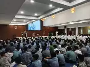 Polsek Ciawi Polres Bogor Sampaikan Edukasi Pencegahan Narkoba Dan Bullying Kepada Siswa SMK Amaliah.