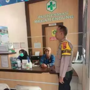 Dekatkan Diri dengan Warga, Bhabinkamtibmas Desa Cipayung Girang Sambangi Puskesmas dan Sampaikan Imbauan Kamtibmas.