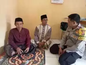 Bhabinkamtibmas Polsek Ciawi Jalin Kedekatan Lewat Anjangsana Kamtibmas ke Tokoh Agama dan Warga Desa Bitungsari.