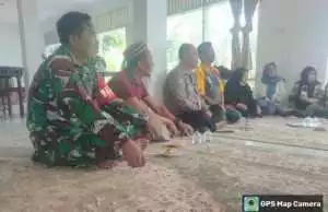 Sinergitas TNI-POLRI Bhabinkamtibmas dan Babinsa Sambangi Warga Desa Warung Menteng, Sampaikan Edukasi Kamtibmas dan TPPO.