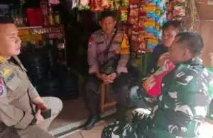Sinergi TNI-POLRI dan Binpol PP: Bhabinkamtibmas Jonggol Ajak Warga Perkuat Kamtibmas dan Sosialisasikan Jam Malam Remaja.