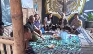 Bhabinkamtibmas Desa Sukaluyu Polsek Tamansari Sambangi Tokoh Masyarakat, Ajak Warga Tingkatkan Kewaspadaan.
