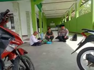 Bhabinkamtibmas Polsek Leuwiliang Sambangi Warga, Sampaikan Imbauan Kamtibmas dan Antisipasi Gangguan Keamanan.