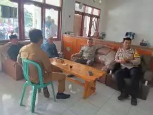 Bhabinkamtibmas Polsek Tanjungsari Sambangi Warga, Sampaikan Pesan Kamtibmas dan Dukung Ketahanan Pangan.