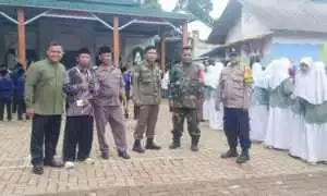 Pererat Hubungan, Bhabinkamtibmas Sambangi Perangkat Desa dan Tokoh Pemuda di Jabon Mekar.