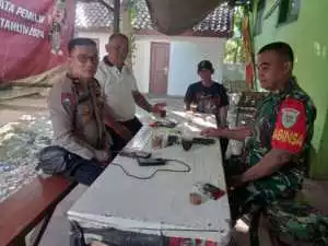 TNI-POLRI di Jonggol, Bhabinkamtibmas dan Babinsa Sambangi Warga Jaga Kamtibmas.