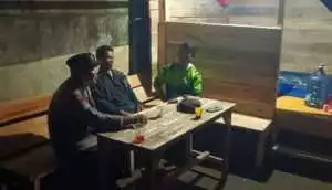 Bhabinkamtibmas Polsek Babakan Madang Kontrol Petugas Ronda Malam, Tegaskan Pesan Kamtibmas Kepada Warga.