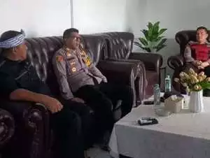 Perkuat sinergi dan kamtibmas, Kapolsek Caringin patroli dialogis bersama Kepala Desa Pancawati.