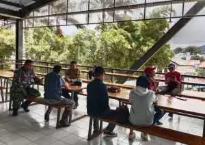 TNI-POLRI Sinergi Ciptakan Kamtibmas Kondusif di Desa Citeko, Kecamatan Cisarua.